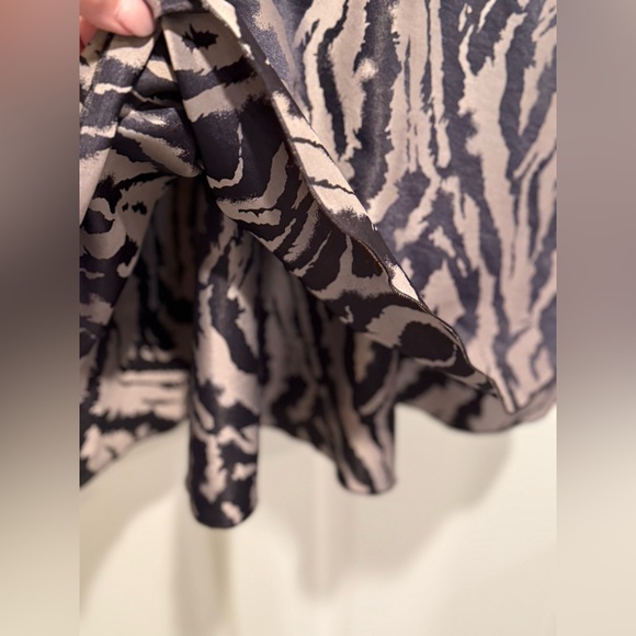 Bebe EUC Size XS Black & Gray Zebra Print Sleeveless Zippered Mini Dress (0601) - Picture 6 of 14